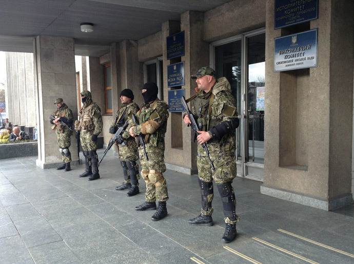 Supporters of a referendum on transforming Ukraine into a federation at the entrance to the building of the Slavyansk City Administration in the Donetsk Region. (RIA Novosti)