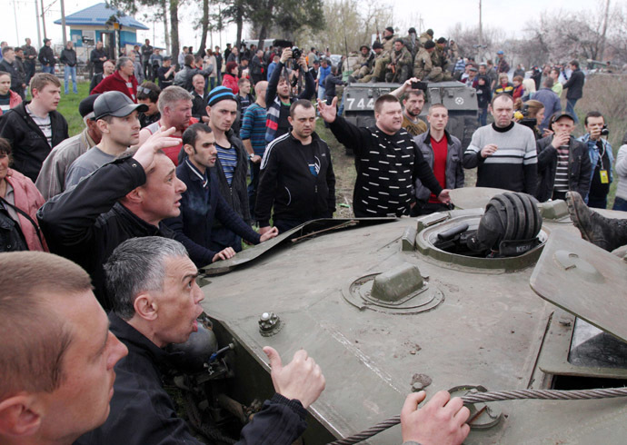 Anti-government activists block a collumn of Ukrainian men riding on Armoured Personnel Carriers in the eastern Ukrainian city of Kramatorsk on April 16, 2014. (AFP Photo/Anatoly Stepanov)