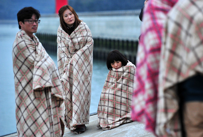 South Korean relatives wait for missing people at a harbor in Jindo on April 16, 2014 as South Korean rescue teams, including elite navy SEAL divers, raced to find up to 293 people missing from a capsized ferry carrying 459 passengers and crew -- mostly high school students bound for a holiday island. (AFP Photo)