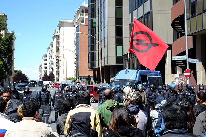 Protesters clash with police during the occupation of a building by associations that campaign for housing rights on April 16, 2014 in Rome (AFP Photo / Alberto Pizzoli)