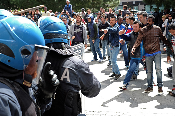 Protesters clash with police during the occupation of a building by associations that campaign for housing rights on April 16, 2014 in Rome (AFP Photo / Alberto Pizzoli)