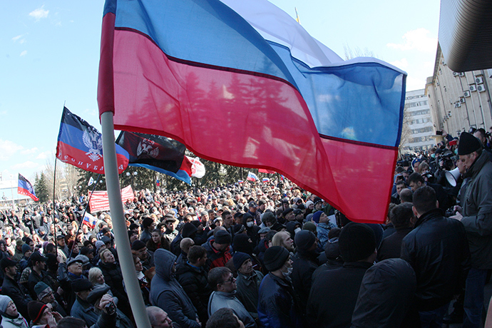 Demonstrators wave Russian flags during a rally of pro-Russia supporters outside the regional government administration building in the center of the eastern Ukrainian city of Donetsk during on April 5, 2014 (AFP Photo / Alexander Khudoteply)