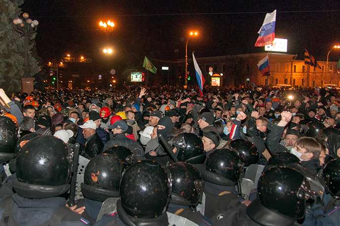 Pro-Russian protesters, some holding Russian national flags, storm regional administration building in the eastern Ukrainian city of Kharkiv on April 6, 2014 (AFP Photo / Sergey Bobok)
