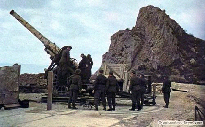 Soviet coastal battery #19 near Balaklava in 1942 (From www.poluostrov-krym.com)