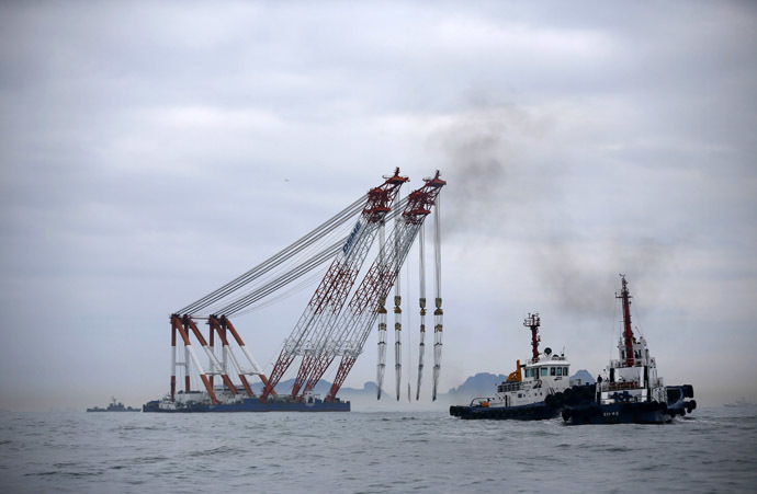 An offshore crane is manoeuvred into the area of the capsized passenger ship "Sewol", in the sea off Jindo April 18, 2014. (Reuters/Kim Hong-Ji)