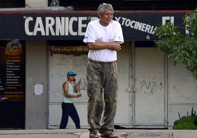 A man evacuates his house after a strong earthquake rattled Mexico City on April 18 , 2014. (AFP Photo / Alfredo Estrella)