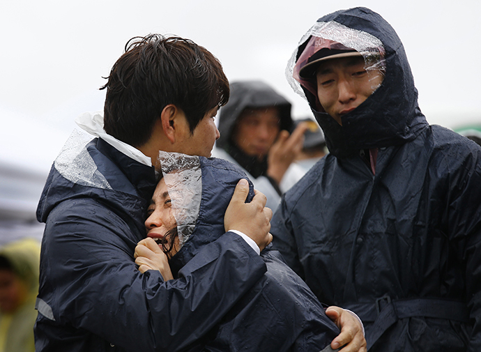 Family members of passengers missing on the overturned South Korean ferry Sewol react at the port in Jindo April 17, 2014. (Reuters / Kim Kyung Hoon)