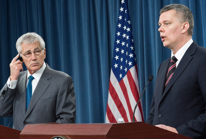US Secretary of Defense Chuck Hagel(L) and Polandâs Minister of National Defense Tomasz Siemoniak(R) conduct a press conference April 17, 2014 (AFP Photo / Paul J. Richards)
