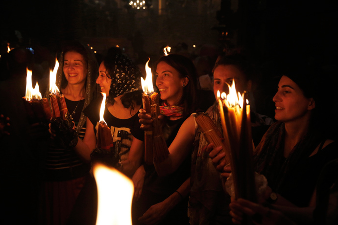 Worshippers hold candles as they take part in the Christian Orthodox Holy Fire ceremony at the Church of the Holy Sepulchre in Jerusalem's Old City, April 19, 2014 (Reuters / Finbarr O'Reilly)