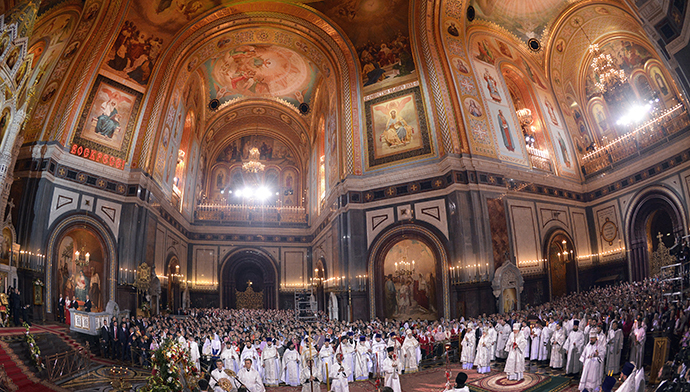 Russian priests hold a ceremony celebrating Easter in the Cathedral of Christ the Saviour in Moscow early on April 20, 2014. (AFP Photo / Alexander Nemenov)