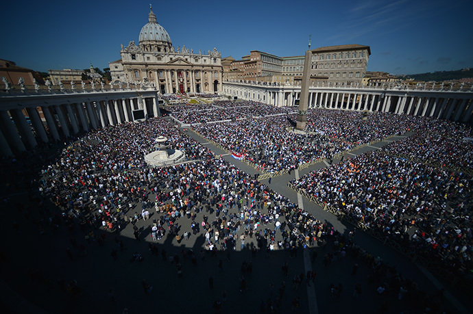 A general view shows the crowd during the celebration of the Easter mass on April 20, 2014 at St Peter's square in Vatican. (AFP Photo / Filippo Monteforte)