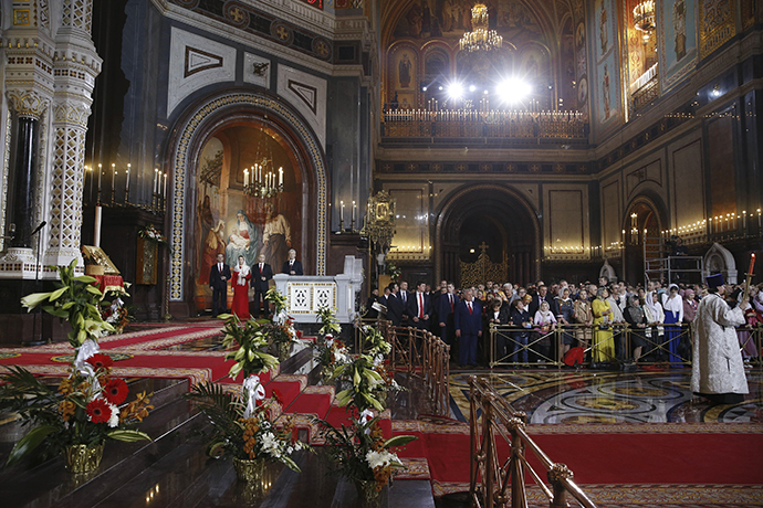 Russian President Vladimir Putin (3rd L), Prime Minister Dmitry Medvedev (L), Medvedev's wife Svetlana (2nd L) and Moscow Mayor Sergei Sobyanin (4th L) attend an Orthodox Easter service in the Christ the Saviour Cathedral in Moscow April 20, 2014. (Reuters / Dmitry Astakhov)