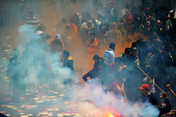 Galatasaray, Fenerbahce and Besiktas protest against a new system of e-tickets on April 20, 2014, on Istiklal Avenue in Istanbul. (AFP Photo / Ozan Kose)