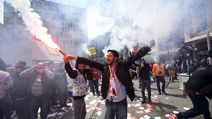 14 arrested in Istanbul as police use tear gas against protesting football fans (PHOTOS)