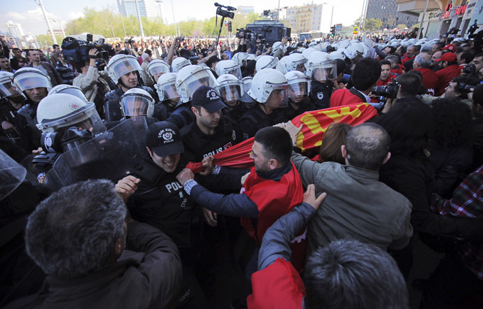 Members of labour unions scuffle with riot police during a protest against the government ban of May Day gathering in Taksim square in central Istanbul April 21, 2014. (Reuters)