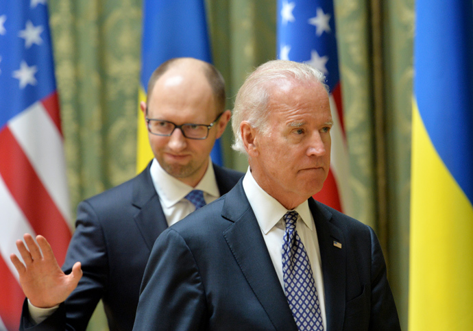US Vice President Joe Biden (R) and Ukraine's acting Prime Minister Arseniy Yatsenyuk leave after a joint press conference in Kiev on April 22, 2014 (AFP Photo / Sergey Supinsky)