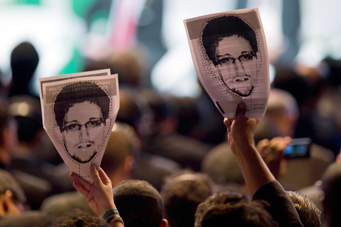 Demonstrators holding papers to be cut to make portraits of Edward Snowden protest during the opening ceremony during the opening ceremony of the "NETmundial â Global Multistakeholder Meeting on the Future of Internet Governance", on April 23, 2014 in Sao Paulo, Brazil.(AFP Photo / Nelson Almeida)