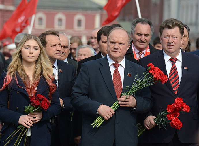 Leader of the Communist Party Gennady Zyuganov, center, and deputy chairman of the party's central committee Vladimir Kashin, right, during the flowers laying ceremony at the Lenin Mausoleum on Red Square on the 144th birthday of the leader of the world proletariat on April 22, 2014. (RIA Novosti / Evgeny Biyatov)