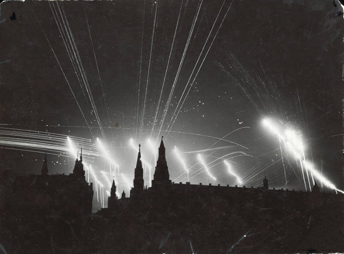 Attack of Nazi bombers on Moscow on July 26, 1941. German candle bombs glaring and shots of anti-aicraft cannons are visible (Image from timemislead.com)