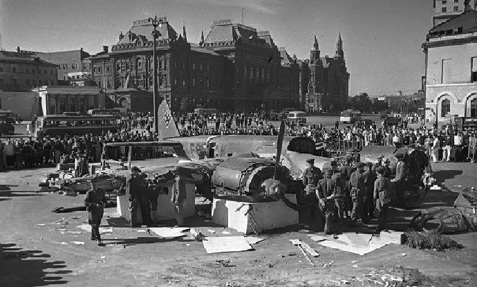 Downed Junkers bomber brought to downtown Moscow. (Image from timemislead.com)