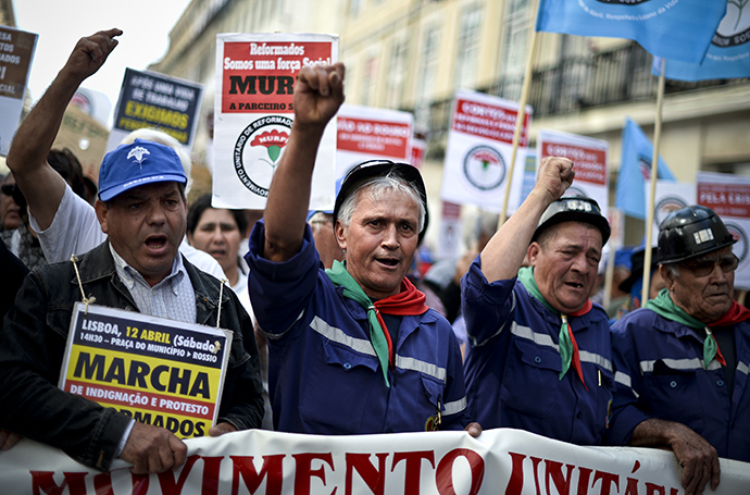 Thousands of pensioners take part in a demonstration to protest against the government pension cuts in Lisbon on April 12, 2014. (AFP Photo / Patricia De Melo Moreira)