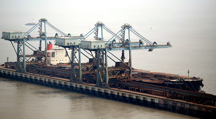 The Baosteel Emotion, a 226,434 deadweight-tonne ore carrier owned by Mitsui O.S.K. Lines, is docked at the port of Maji Island, south of Shanghai April 22, 2014 (Reuters / Carlos Barria)