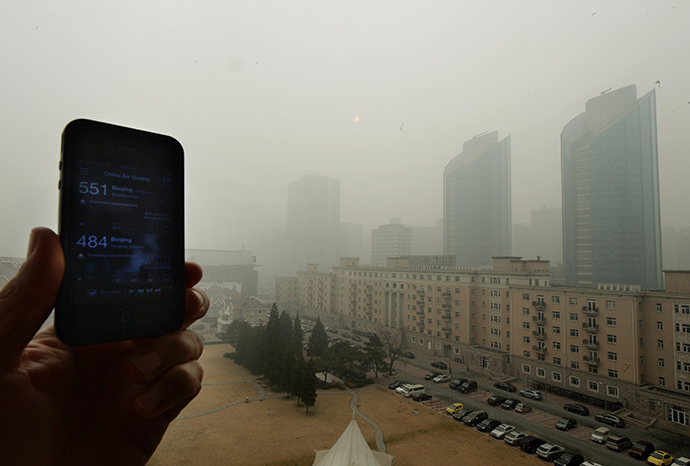 A cellphone shows the US Embassy pollution index reading of 551, which is extremely hazardous, and the Chinese government reading of 484, as heavy air pollution continues to shroud Beijing (AFP Photo / Mark Ralston)