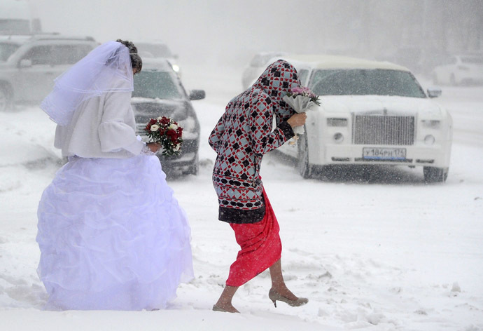 A bride walks towards her limo during a harsh blizzard in Chelyabinsk, Russia (RIA Novosti/Aleksandr Kondratuk)