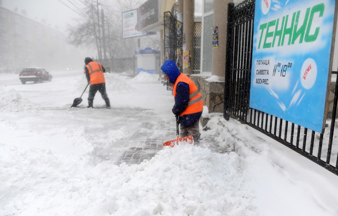 Shoveling snow on a Chelyabinsk street. (RIA Novosti/Aleksandr Kondratuk)