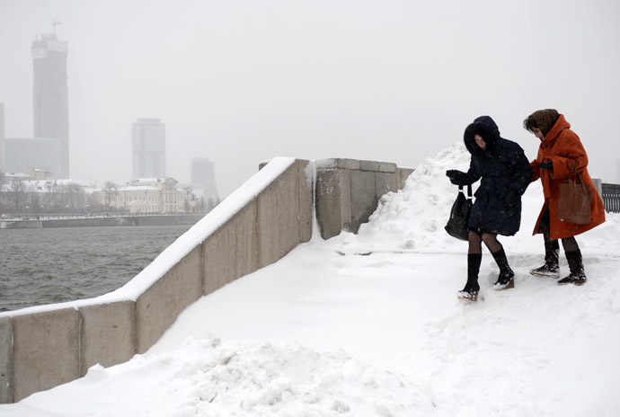 Young women cross a snow-covered bridge after a snowstorm in Yekaterinburg. (RIA Novosti/Pavel Lisitsyn)