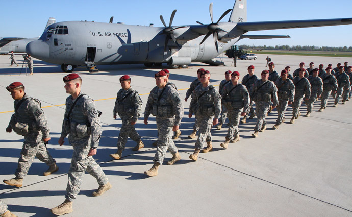 US soldiers walk at the airport after arriving at the air force base near Siauliai Zuokniai, Lithuania, on April 26, 2014. (AFP Photo/Petras Malukas)