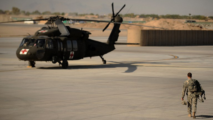 A US army soldier from Company C,1st Battalion, 52nd Aviation Regiment, MEDEVAC team walks over to a Blackhawk helicopter at southern Kandahar airfield (AFP Photo / Peter Parks)