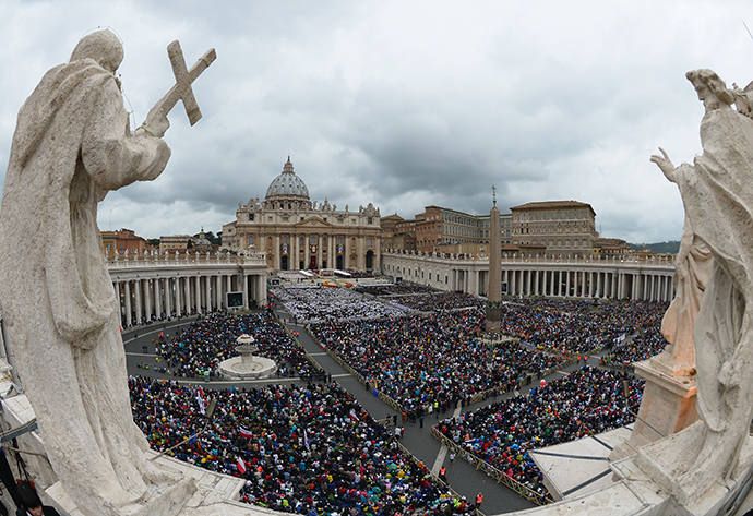 General view of the crowd gathered for the canonisation mass of Popes John XXIII and John Paul II on St Peter's square at the Vatican on April 27, 2014. (AFP Photo / Vincenzo Pinto)