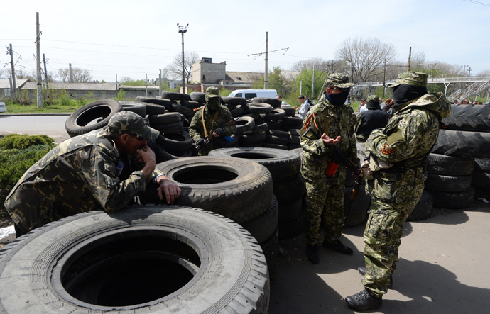 Self-defense members near barricades made of car tires near the building of city council in Konstantinovka in Donetsk Region. (RIA Novosti / Mikhail Voskresensky)