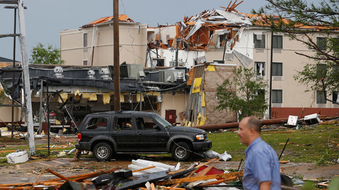 Large tornadoes sweep across Mississippi causing deaths and major damage