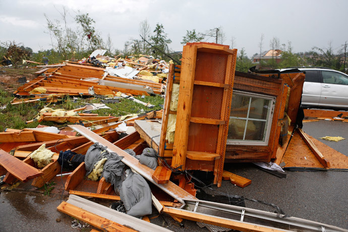 Debris from the roof of a house on Dunbarton Oaks Circle lies on the street behind Lost Pizza Co. after a tornado went through the area in Tupelo, Mississippi April 28, 2014. (Reuters / Lauren Wood)