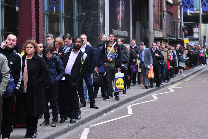 Commuters form long queues for buses outside Waterloo Station in London, on April 29, 2014, as a planned 48 hour underground train strike came into effect late Monday night. (AFP Photo / Carl Court) 