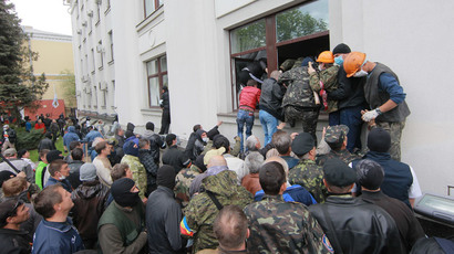 Hundreds surround Int. Ministry HQ in Lugansk, demand police surrender