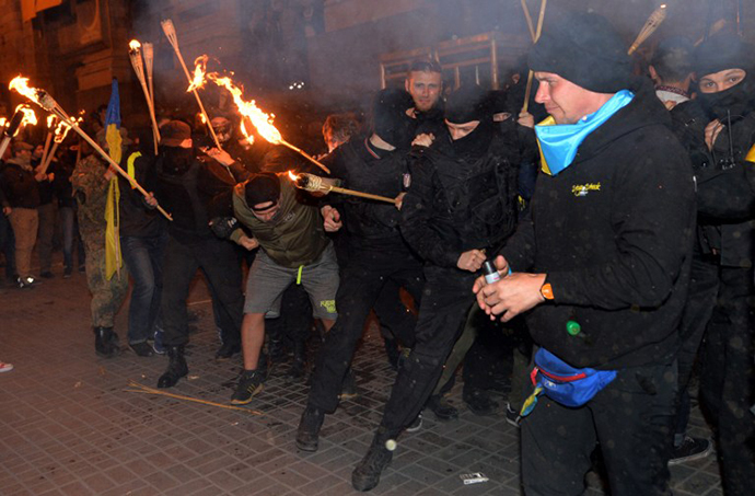 Pro-Kiev activists clash with ultra-nationalists activists in their attempt to stop them to march through the Independence Square in Kiev on April 29, 2014. (AFP Photo / Sergey Supinsky)