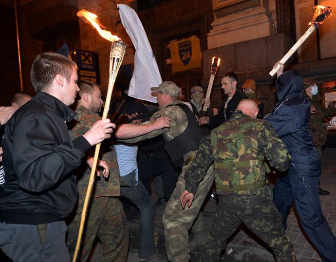Pro-Kiev activists clash with unknown ulta-nationalists activists to stop their march through the Independence Square in Kiev on April 29, 2014. (AFP Photo / Sergey Supinsky)
