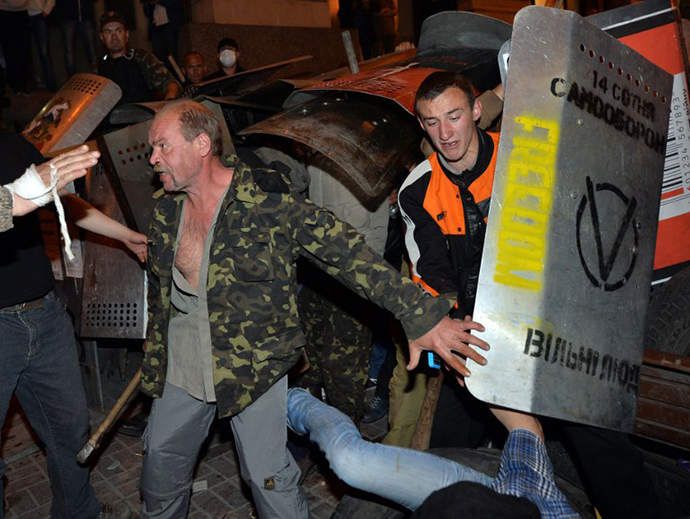 Pro-Kiev activists clash with ultra-nationalists activists in their attempt to stop them to march through the Independence Square in Kiev on April 29, 2014. (AFP Photo / Sergey Supinsky)