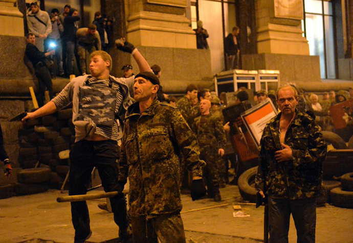 Pro-Kiev activists clash with ultra-nationalists activists in their attempt to stop them to march through the Independence Square in Kiev on April 29, 2014. (AFP Photo / Sergey Supinsky)