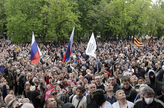 Federalization supporters gather outside the regional government headquarters in Luhansk, eastern Ukraine, April 29, 2014. (Reuters/Vasily Fedosenko)