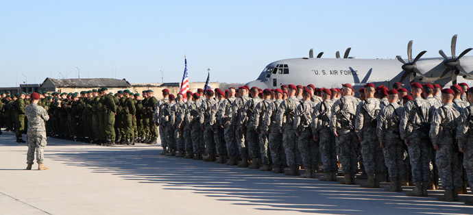 Lithuanian soldiers and US soldiers stand in front of an aircraft of the US air force at the air force base near Siauliai Zuokniai, Lithuania, on April 26, 2014. (AFP Photo)