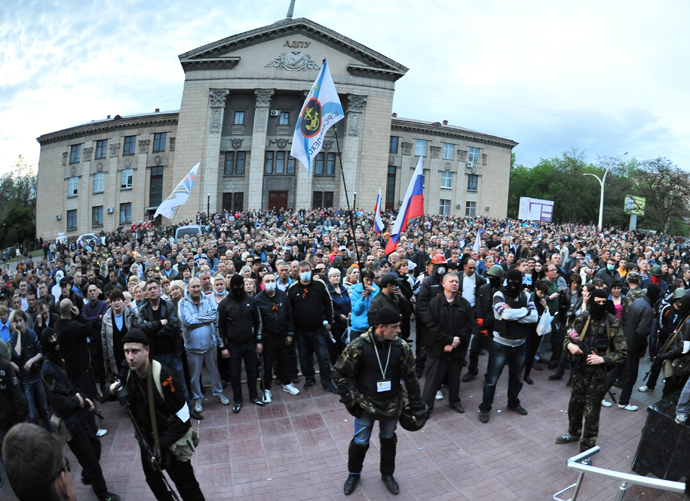 Armed anti-goverment activists stand guard after storming the regional police building of the eastern Ukraine city of Lugansk on April 29, 2014 (AFP Photo / Alex Inoy)