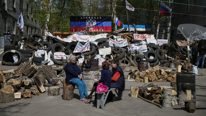 Anti-goverment protesters sit near barricades at the police headquarters in the eastern Ukrainian town of Slaviansk April 18, 2014. (Reuters/Gleb Garanich)