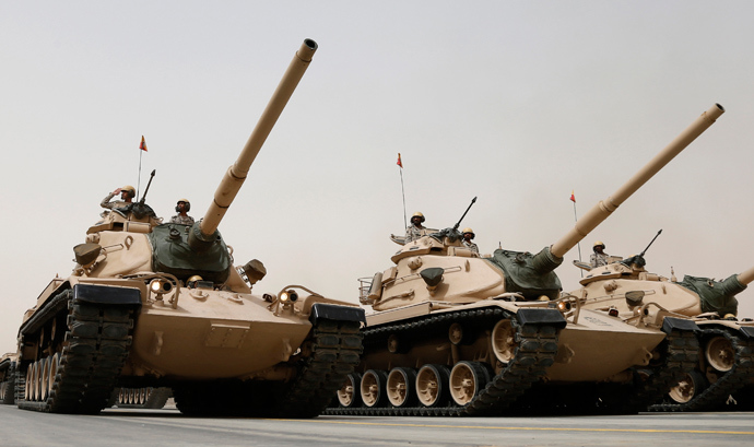 Tanks roll during Saudi security forces' Abdullah's Sword military drill in Hafar Al-Batin, near the border with Kuwait April 29, 2014 (Reuters / Faisal Al Nasser)