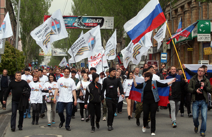 Ukrainians wave flags of the Russian Block as they march during a rally marking May Day in the eastern Ukrainian city of Donetsk on May 1, 2014 (AFP Photo / Alexander Khudoteply)
