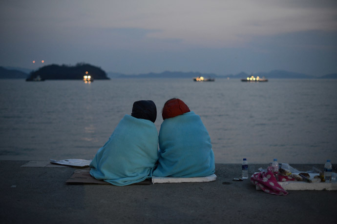 Relatives of victims of the South Korean ferry 'Sewol' sit before the sea at Jindo harbour (AFP Photo / Ed Jones) 