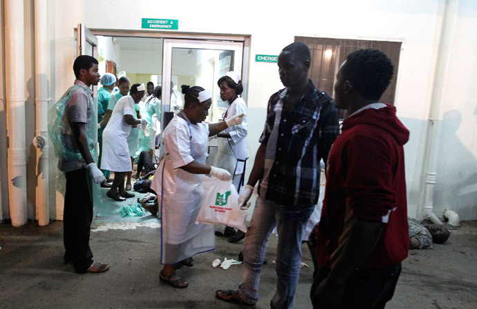 Nurses attend to those who were injured during an explosion, at Asokoro General Hospital in Abuja May 1, 2014. (Reuters / Afolabi Sotunde)